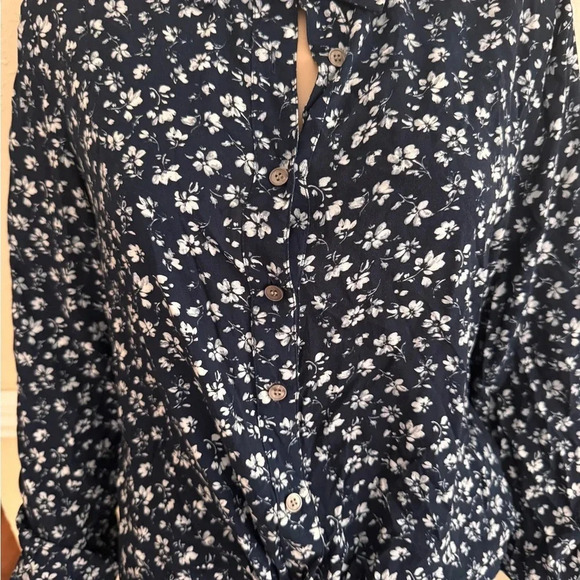 VINCE CAMUTO OPNW BACK TOP IN MEDIUM NAVY BLUE USED TOP - Picture 3 of 6